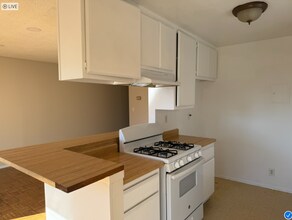 17082 Chatsworth St in Granada Hills, CA - Building Photo - Building Photo