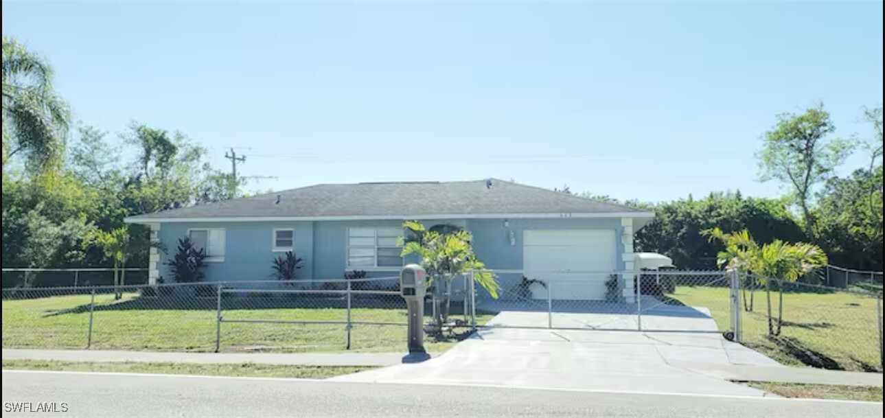 402 Arthur Ave in Lehigh Acres, FL - Building Photo