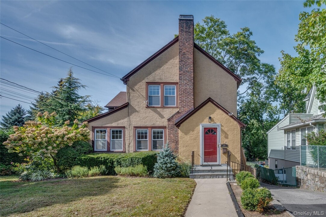 305 Columbus Ave in Harrison, NY - Building Photo