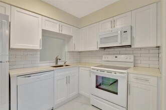 260 NW 76th Ave in Margate, FL - Building Photo - Building Photo