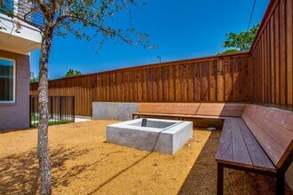 4620 Munger Ave in Dallas, TX - Foto de edificio - Building Photo