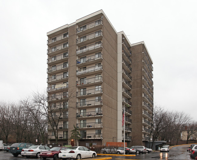 Senior Chateau On the Hill in Cincinnati, OH - Building Photo - Building Photo