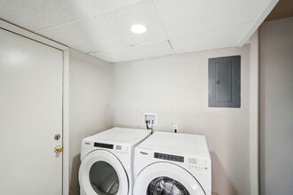 Columbus Crossing Townhomes in Columbus, IN - Foto de edificio - Building Photo