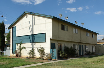 River Road Apartments in Corona, CA - Building Photo - Building Photo