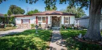 121 W Ave E in Robstown, TX - Building Photo