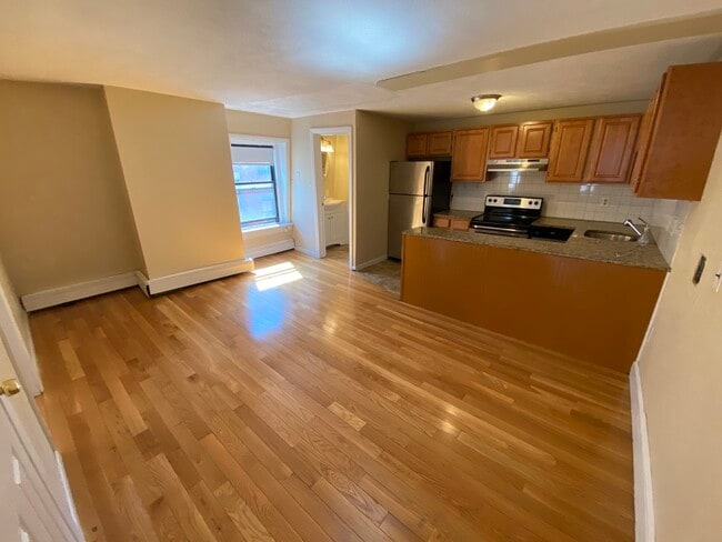 238 Cambridge St, Unit 3 in Boston, MA - Foto de edificio - Building Photo