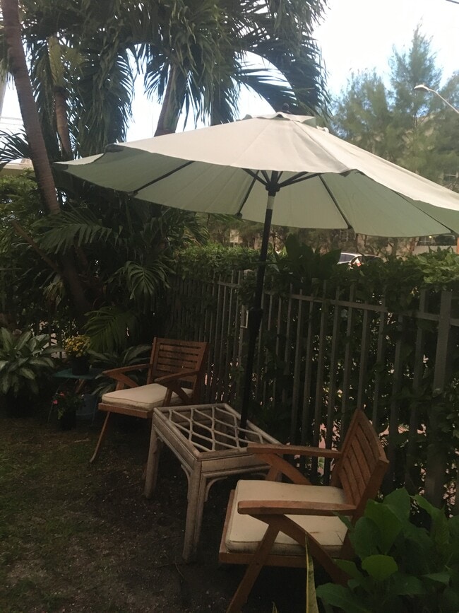 935 10th St, Unit 1 in Miami Beach, FL - Foto de edificio - Building Photo