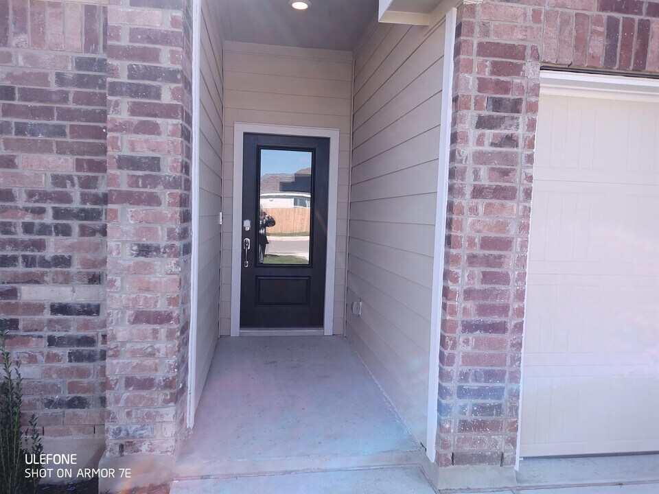 2806 Calandra Lark in Canyon Lake, TX - Foto de edificio