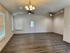 909 2nd St in Cuero, TX - Building Photo - Building Photo