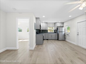 101 Deland Ave in Indialantic, FL - Foto de edificio - Building Photo