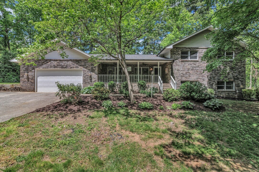 9 Carlo Dr in Fletcher, NC - Building Photo