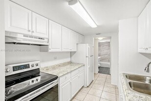 3760 Inverrary Dr, Unit Unit #2L in Lauderhill, FL - Building Photo