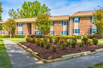 SoHo Apartment Homes in Durham, NC - Foto de edificio - Building Photo