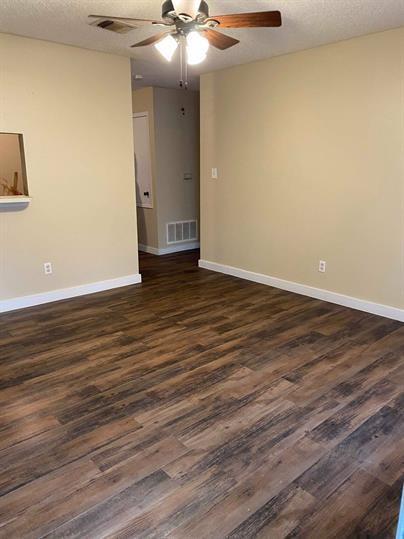 139 Elm St-Unit -204 in Lockhart, TX - Building Photo - Building Photo