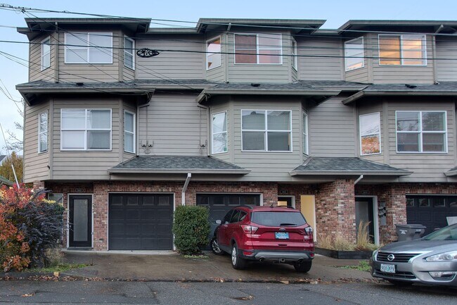 3417 SW Moss St-Unit -B in Portland, OR - Building Photo - Building Photo