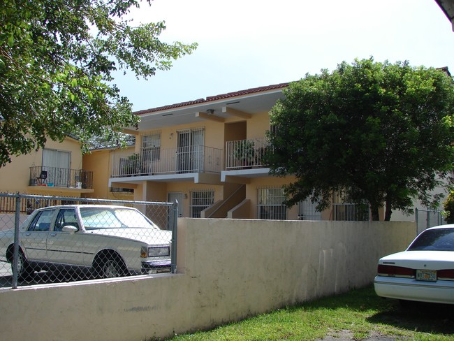 236 NW 10th Ave in Miami, FL - Foto de edificio - Building Photo
