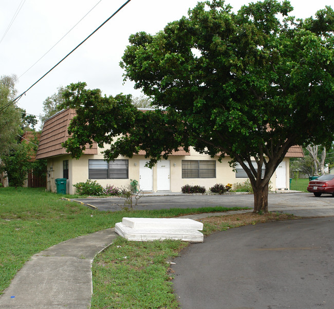 2011 NW 58th Ter in Fort Lauderdale, FL - Foto de edificio - Building Photo