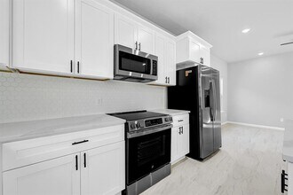 1035 W Austin St in Conroe, TX - Building Photo - Building Photo