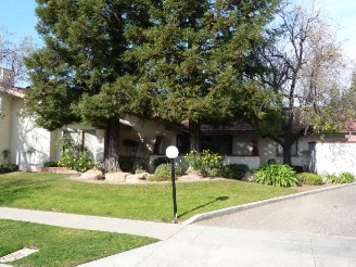 1556 W Herndon Ave in Fresno, CA - Foto de edificio