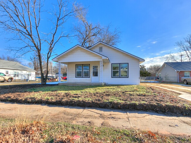 property at 615 N Kickapoo Ave