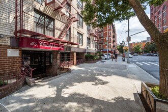 165 Christopher St in New York, NY - Foto de edificio - Building Photo