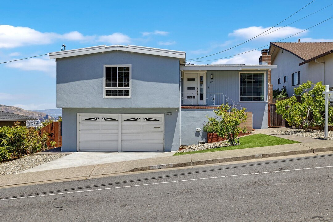 3151 Crestmoor Dr in San Bruno, CA - Foto de edificio
