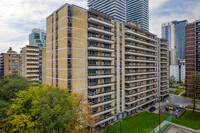 200 Roehampton in Toronto, ON - Building Photo - Building Photo