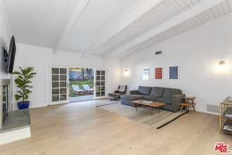 23826 Burbank Blvd in Los Angeles, CA - Building Photo - Building Photo