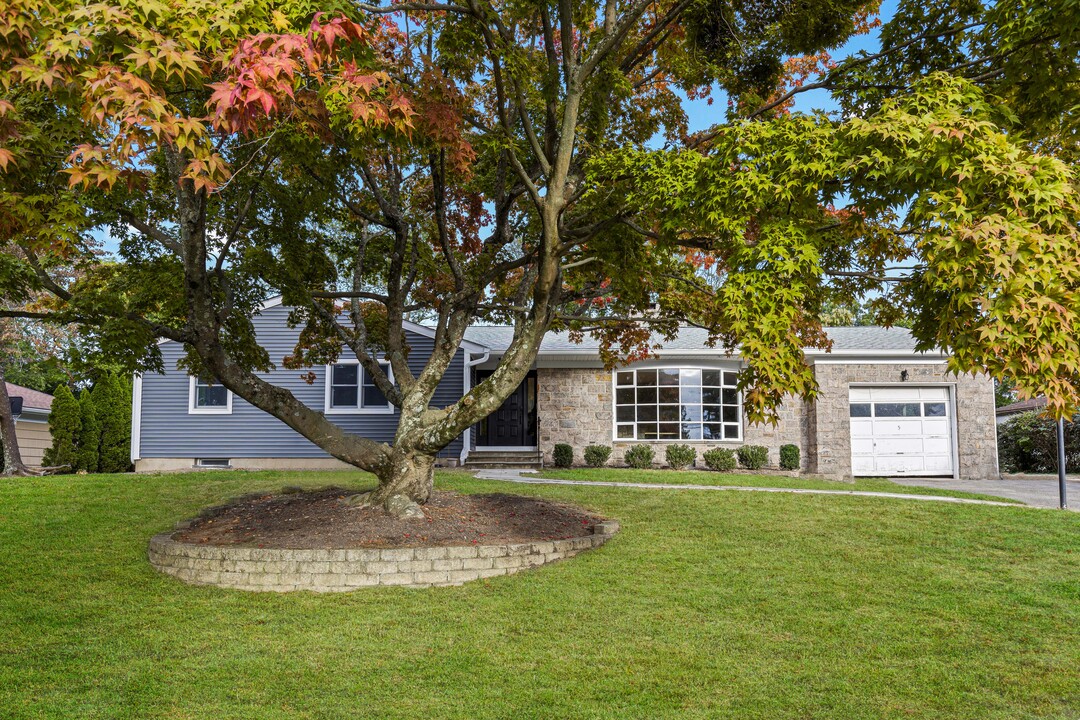 5 Paddock Rd in Rye Brook, NY - Building Photo