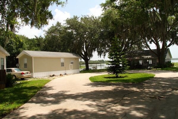 Bonnet Lake in Avon Park, FL - Building Photo