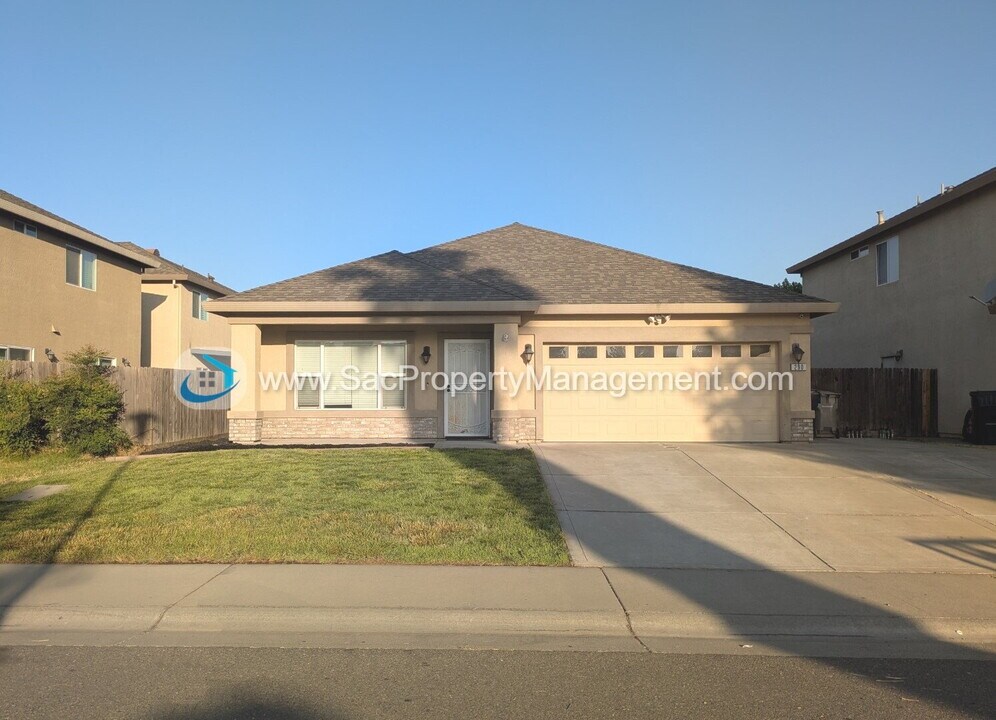 290 McDaniel Cir in Sacramento, CA - Building Photo