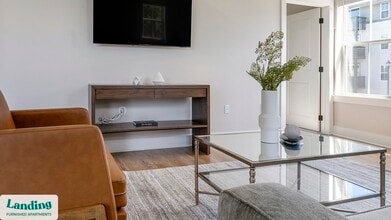 1000 Forestview Dr in Oakwood, GA - Foto de edificio - Building Photo