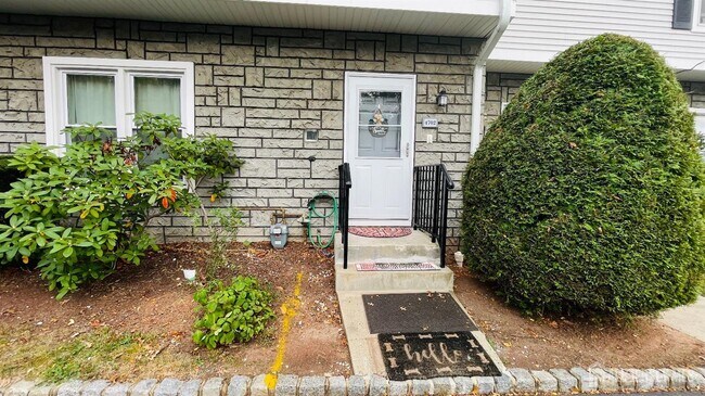 4702 Hana Rd in Edison, NJ - Building Photo - Building Photo