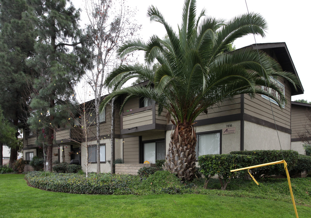 Alpine Village in Riverside, CA - Foto de edificio