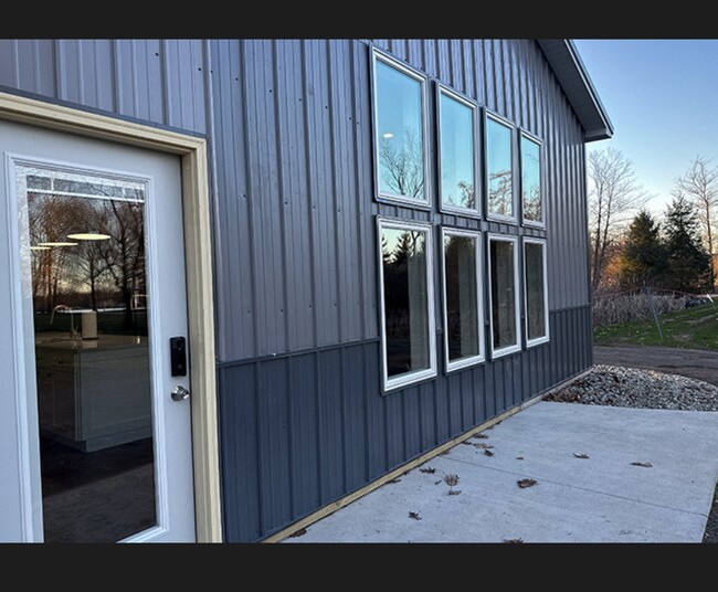 427 Olcott Lake in Jackson, MI - Building Photo - Building Photo
