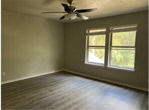 6123 Northway Dr in Spring, TX - Foto de edificio - Building Photo