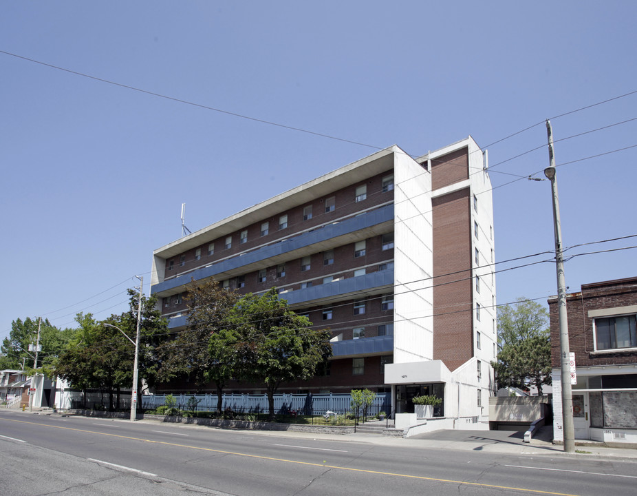 1071 Woodbine Ave in Toronto, ON - Building Photo