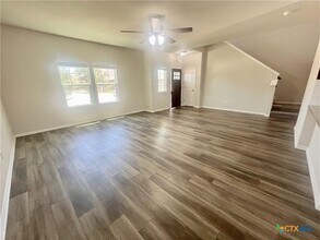 302 Mossycup Dr in San Marcos, TX - Foto de edificio - Building Photo