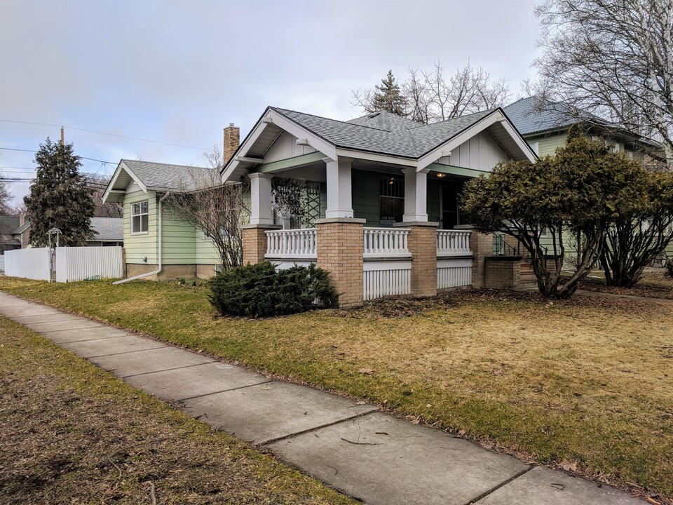 546 3rd Ave E in Kalispell, MT - Foto de edificio