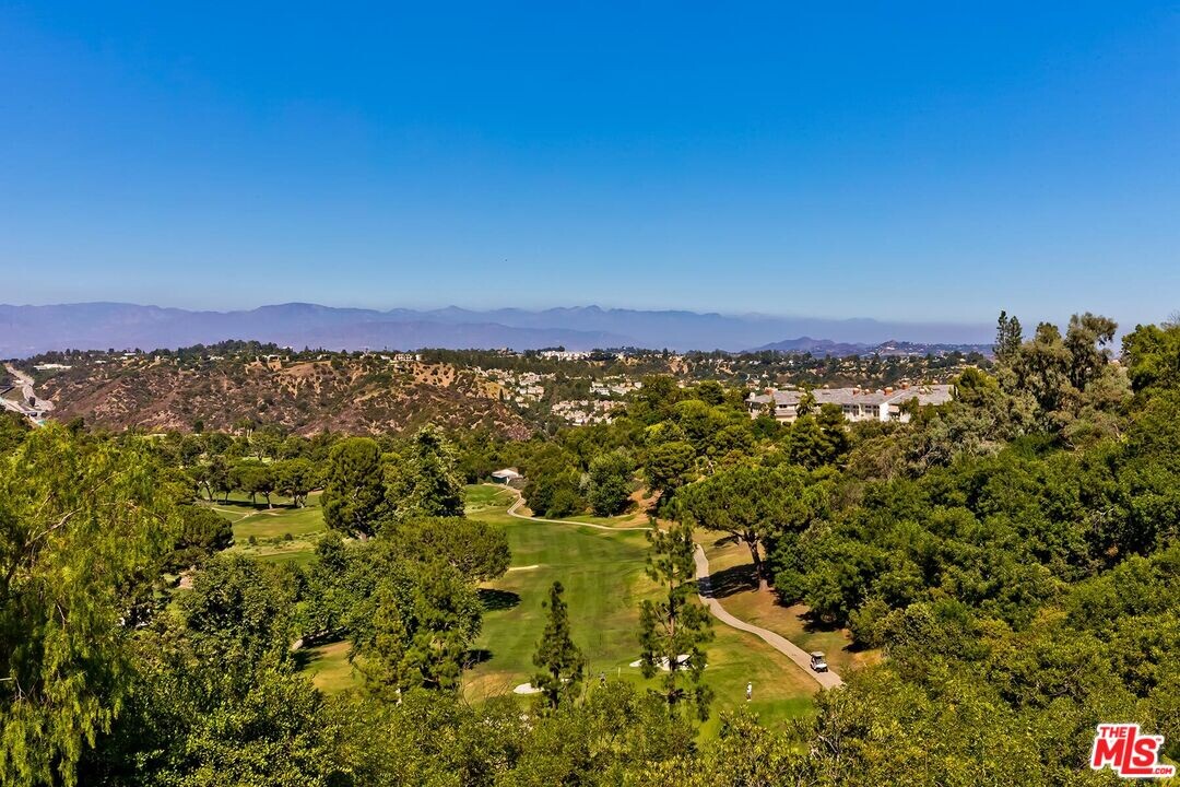 2218 Canyonback Rd in Los Angeles, CA - Building Photo