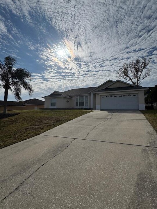 5549 Loma Vista Loop in Davenport, FL - Building Photo