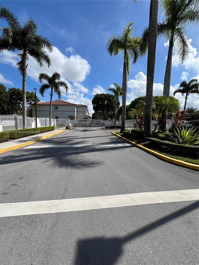 10913 NW 43rd Ln in Doral, FL - Building Photo - Building Photo