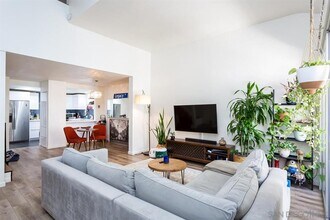 6204 Caminito Carrena in San Diego, CA - Foto de edificio - Building Photo