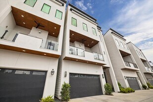 2434 Nantucket Dr in Houston, TX - Building Photo