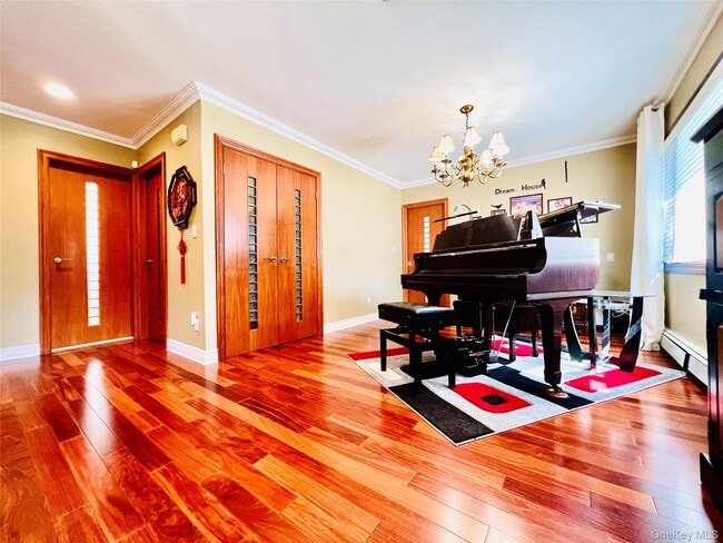 65 Maple Dr in North New Hyde Park, NY - Building Photo - Building Photo