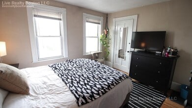 30 Antwerp St, Unit 2 in Boston, MA - Foto de edificio - Building Photo