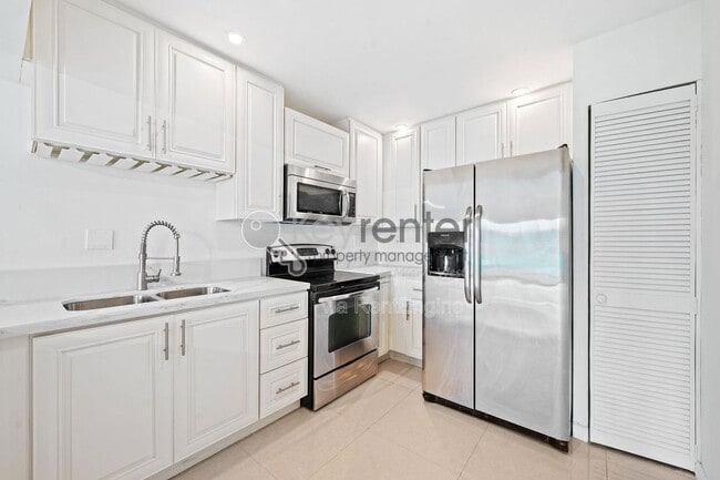 15685 SW 82nd Cir Ln in Miami, FL - Building Photo - Building Photo