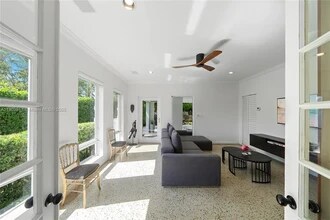 1281 S Venetian Way in Miami Beach, FL - Building Photo - Building Photo