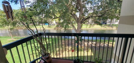 9945 Nob Hill Pl in Sunrise, FL - Foto de edificio - Building Photo