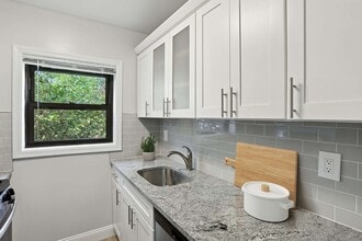 Eagle Rock Apartments at Hicksville & Jericho in Hicksville, NY - Building Photo - Building Photo